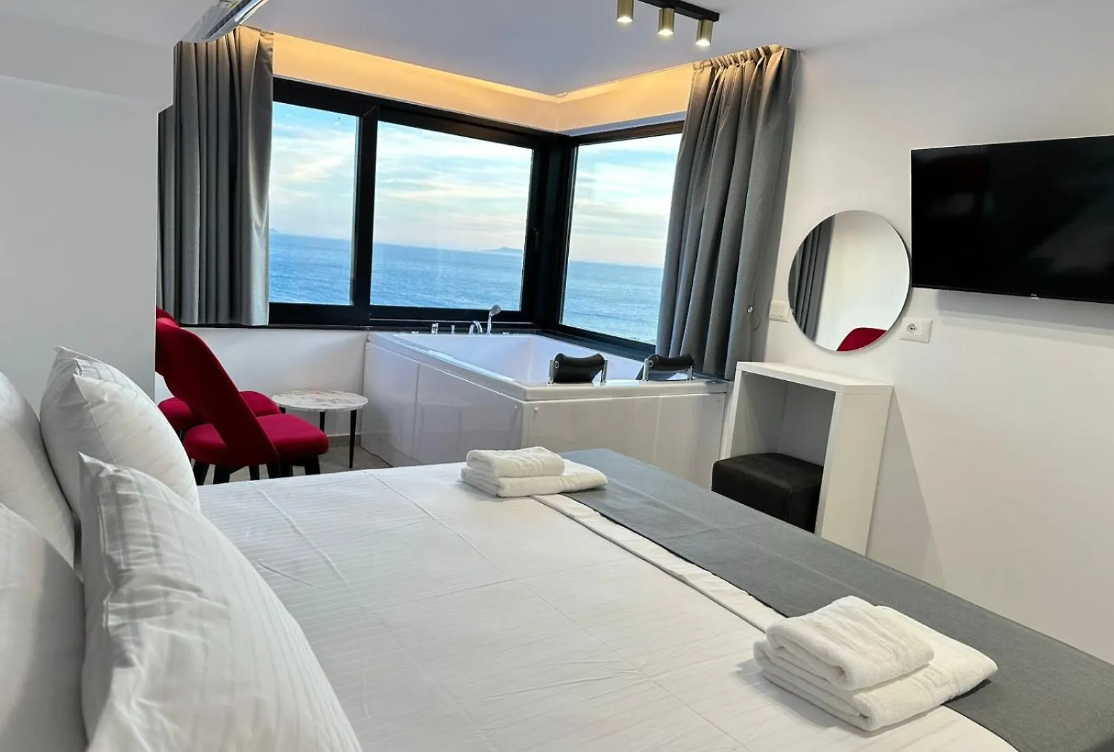 Wait 'N Sea Hotel Himare 4*,