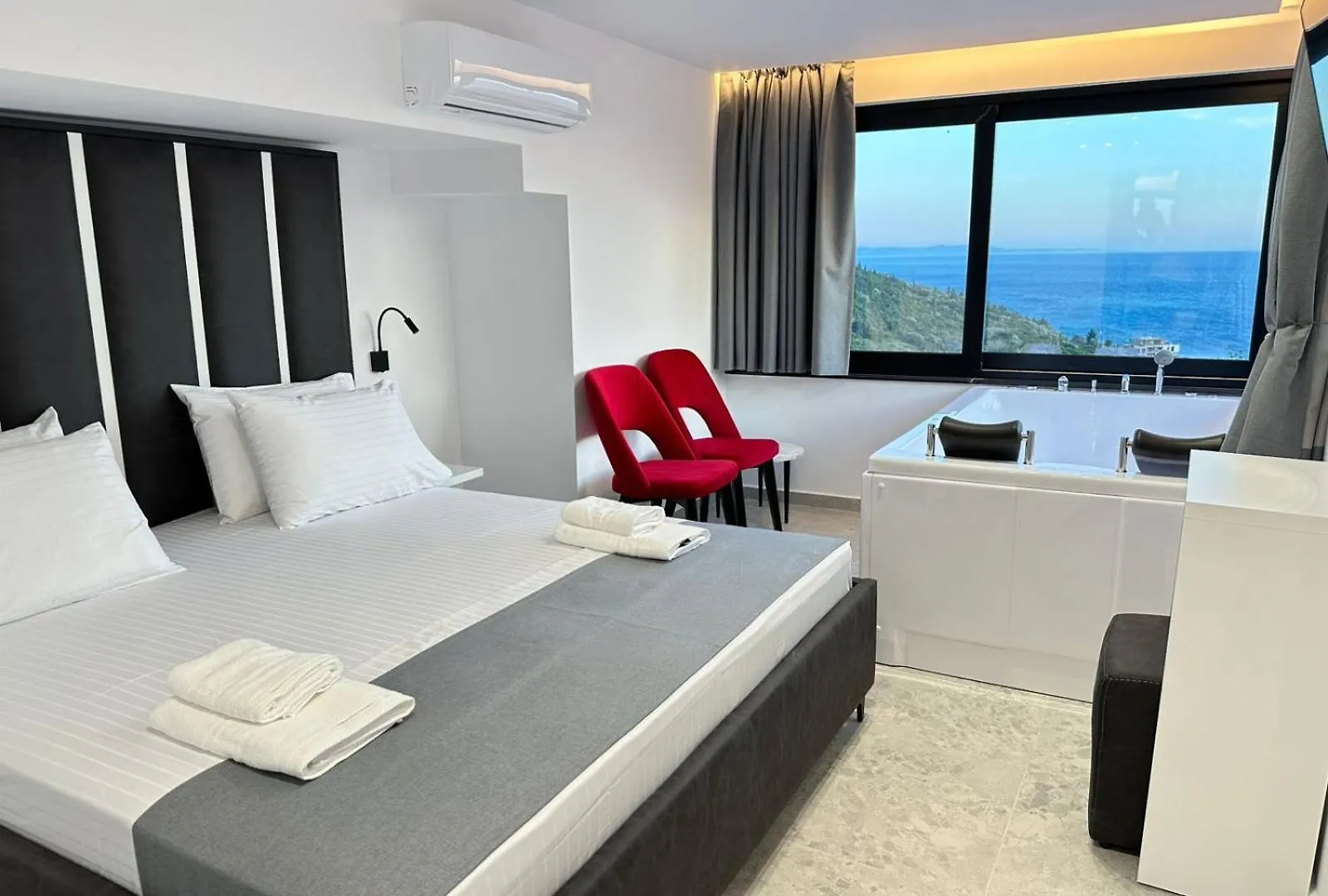 Wait 'N Sea Hotel Himare 4*,  Albania