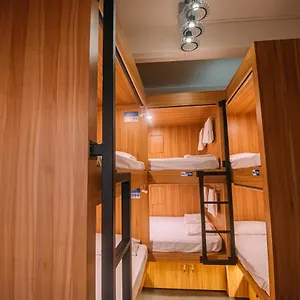Bluewaters Pods 38 Hongkong St Hostal