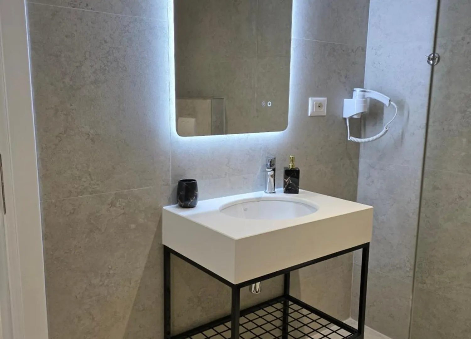 Wait 'N Sea Hotel Himare 4*,