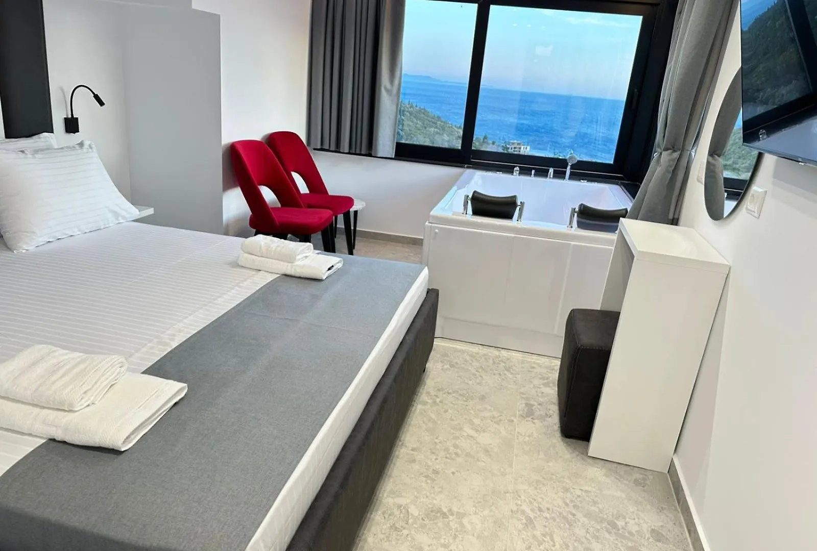Wait 'N Sea Hotel Himare 4*,