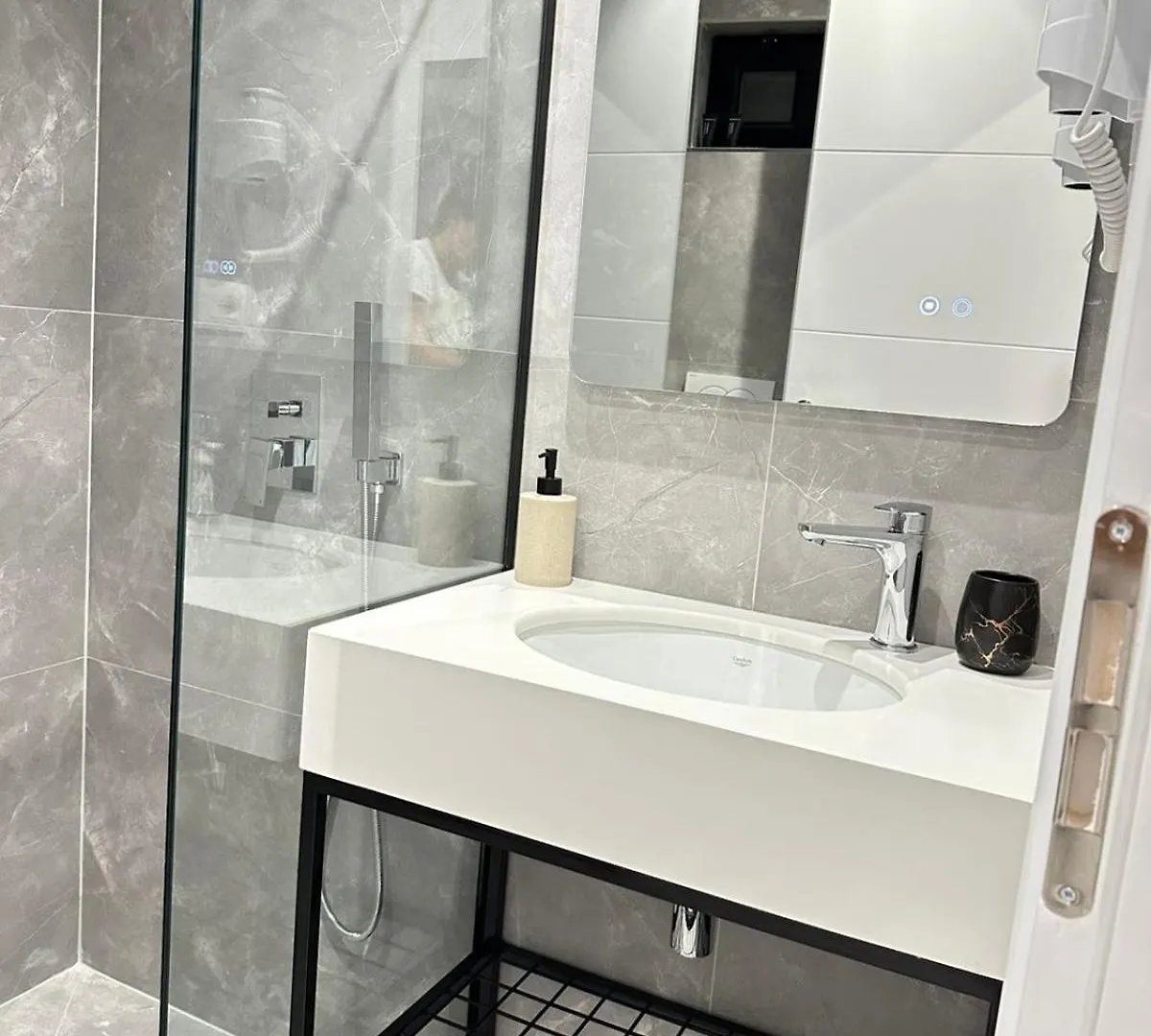 Wait 'N Sea Hotel Himare 4*,